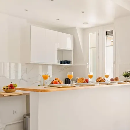 Appartement Bnbnova - Eiffel Tower & Champ De Mars - Sleeps 4 *