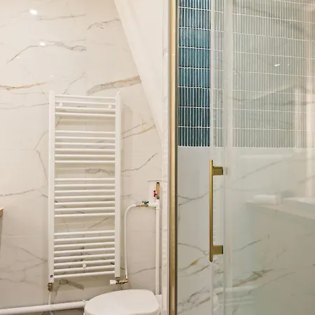 Appartement Bnbnova - Eiffel Tower & Champ De Mars - Sleeps 4 *